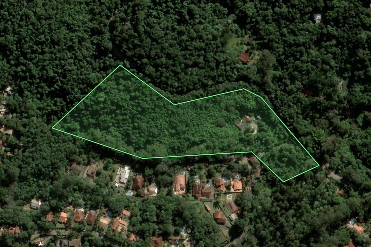 Imagem de satélite do imóvel rural em Embu das Artes (SP), com o contorno declarado no CAR desenhado por cima.