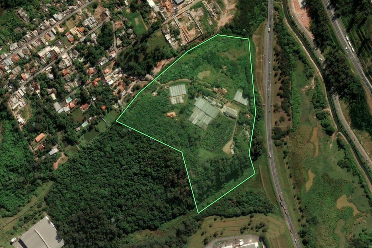 Imagem de satélite do imóvel rural em Embu das Artes (SP), com o contorno declarado no CAR desenhado por cima.