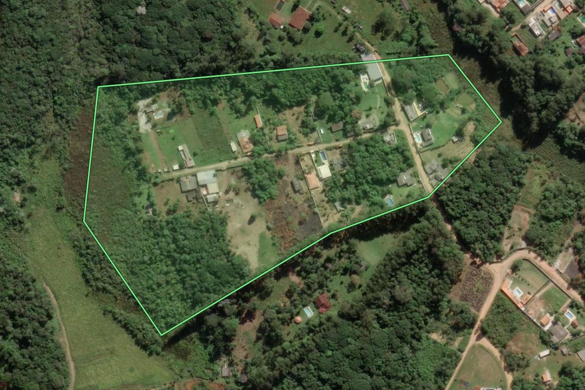 Imagem de satélite do imóvel rural em Embu-Guaçu (SP), com o contorno declarado no CAR desenhado por cima.