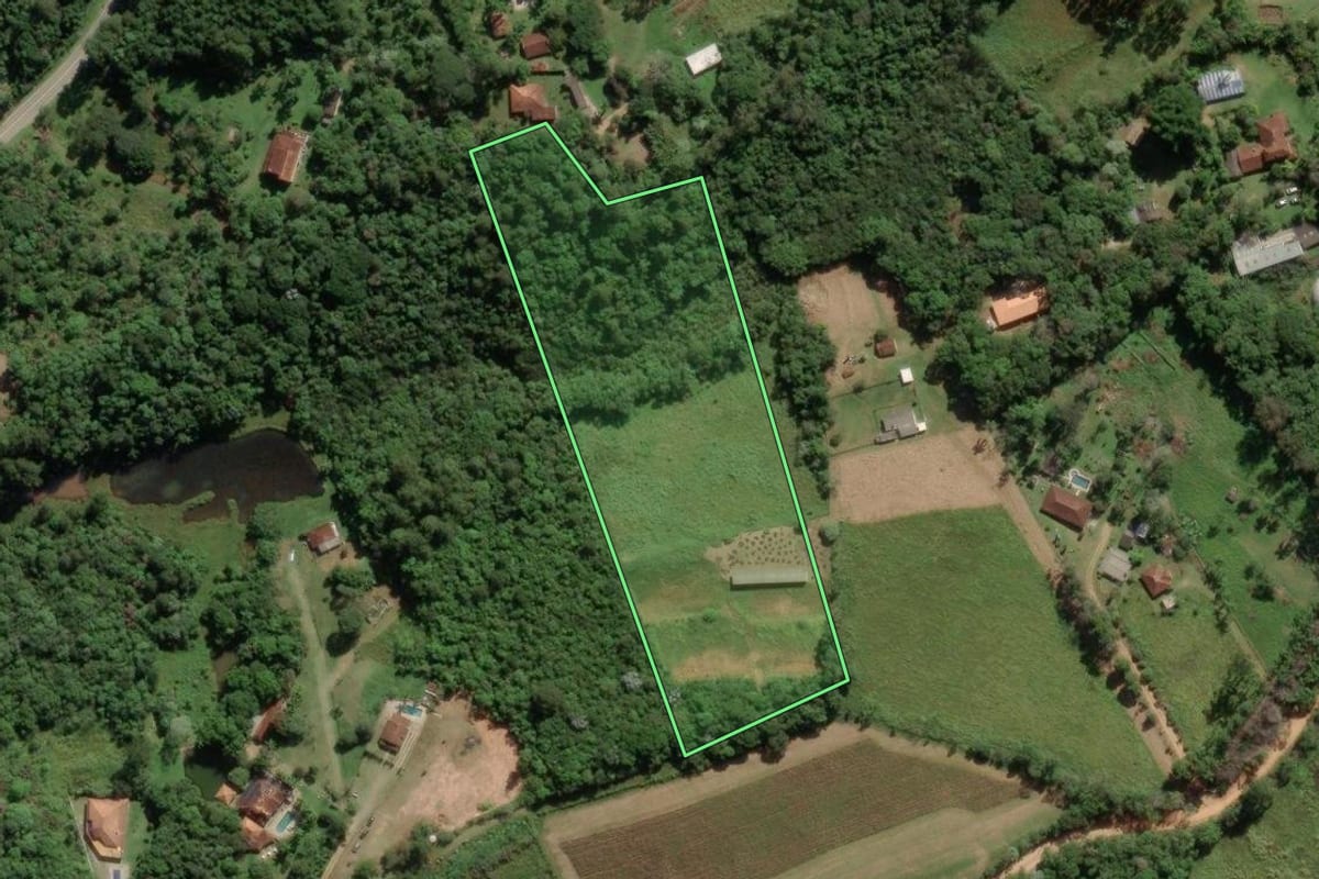 Imagem de satélite do imóvel rural em Embu-Guaçu (SP), com o contorno declarado no CAR desenhado por cima.
