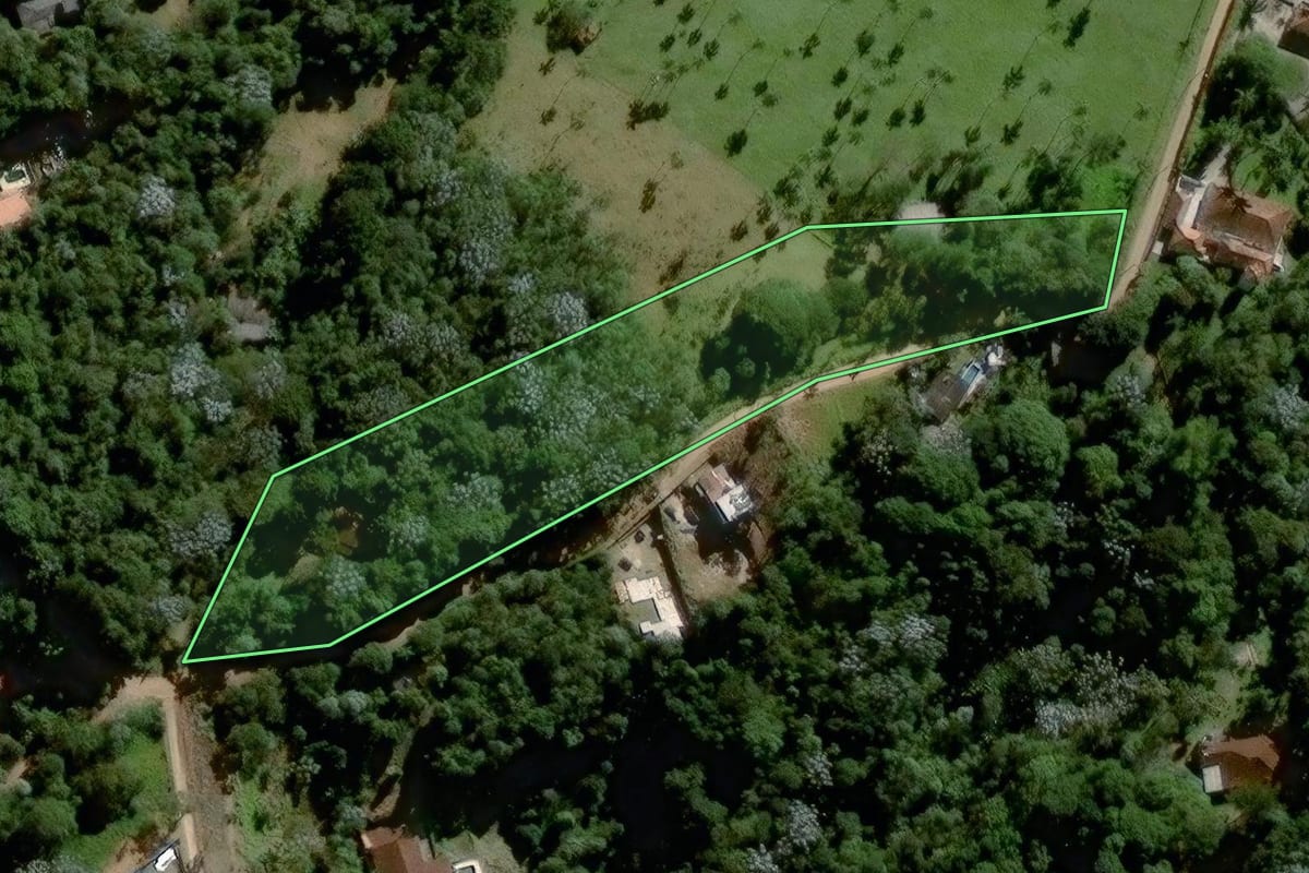 Imagem de satélite do imóvel rural em Embu-Guaçu (SP), com o contorno declarado no CAR desenhado por cima.