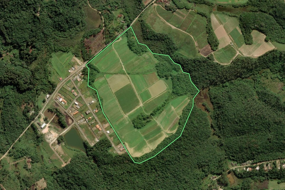 Imagem de satélite do imóvel rural em Embu-Guaçu (SP), com o contorno declarado no CAR desenhado por cima.