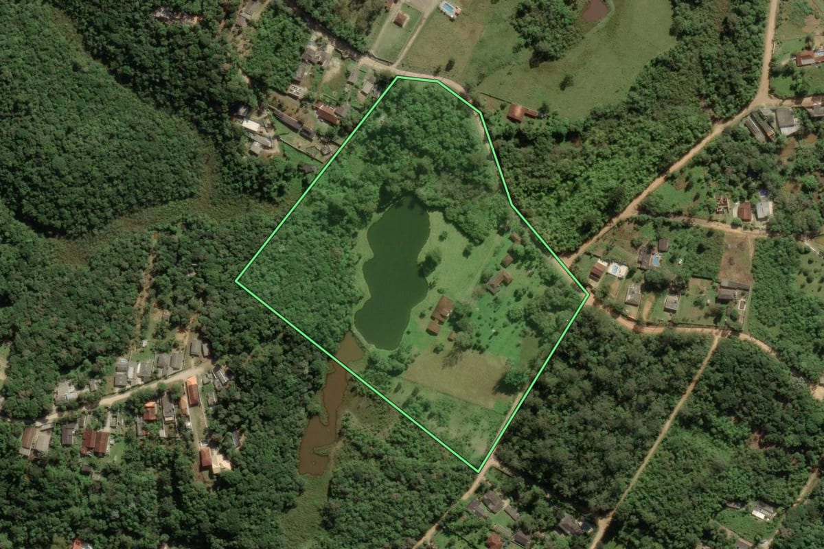 Imagem de satélite do imóvel rural em Embu-Guaçu (SP), com o contorno declarado no CAR desenhado por cima.