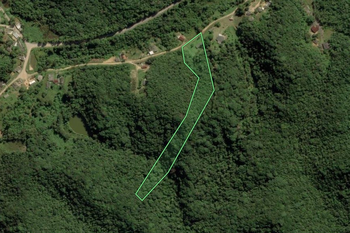 Imagem de satélite do imóvel rural em Embu-Guaçu (SP), com o contorno declarado no CAR desenhado por cima.