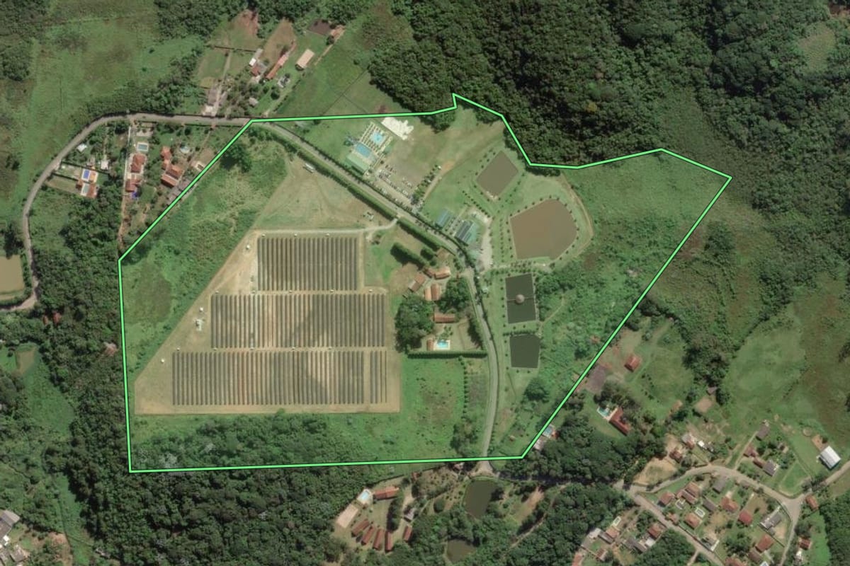 Imagem de satélite do imóvel rural em Embu-Guaçu (SP), com o contorno declarado no CAR desenhado por cima.