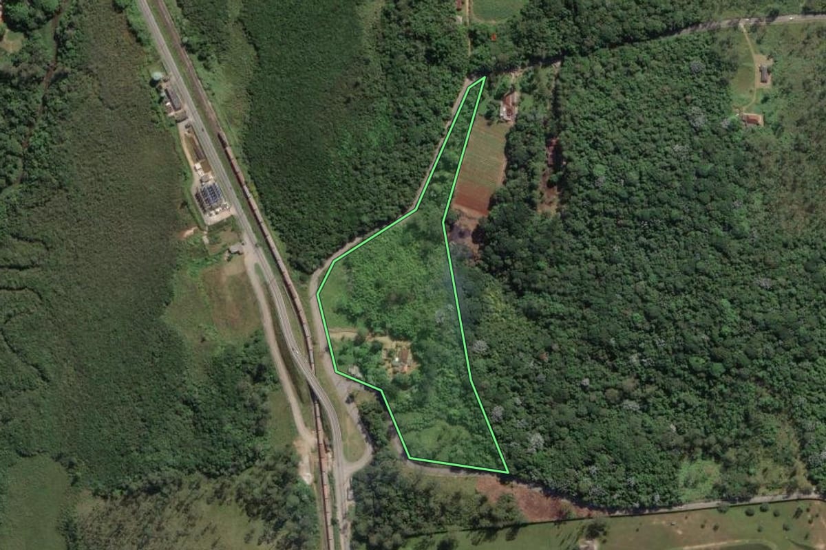 Imagem de satélite do imóvel rural em Embu-Guaçu (SP), com o contorno declarado no CAR desenhado por cima.