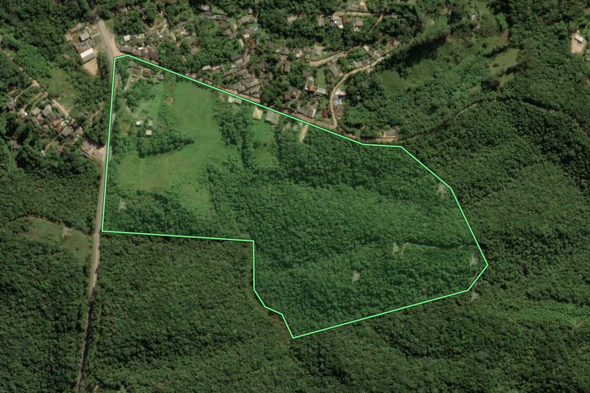Imagem de satélite do imóvel rural em Embu-Guaçu (SP), com o contorno declarado no CAR desenhado por cima.