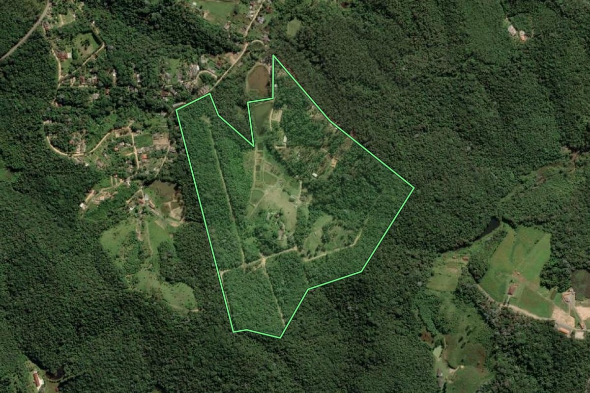 Imagem de satélite do imóvel rural em Embu-Guaçu (SP), com o contorno declarado no CAR desenhado por cima.