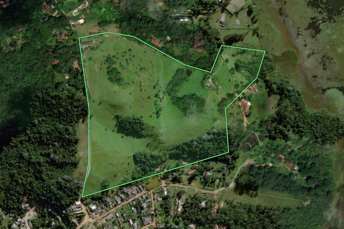 Imagem de satélite do imóvel rural em Embu-Guaçu (SP), com o contorno declarado no CAR desenhado por cima.