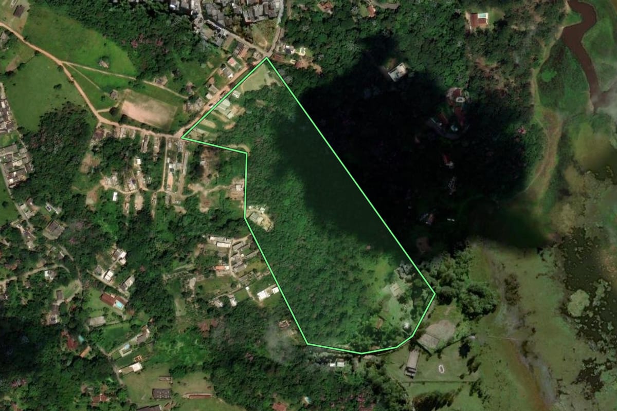 Imagem de satélite do imóvel rural em Embu-Guaçu (SP), com o contorno declarado no CAR desenhado por cima.