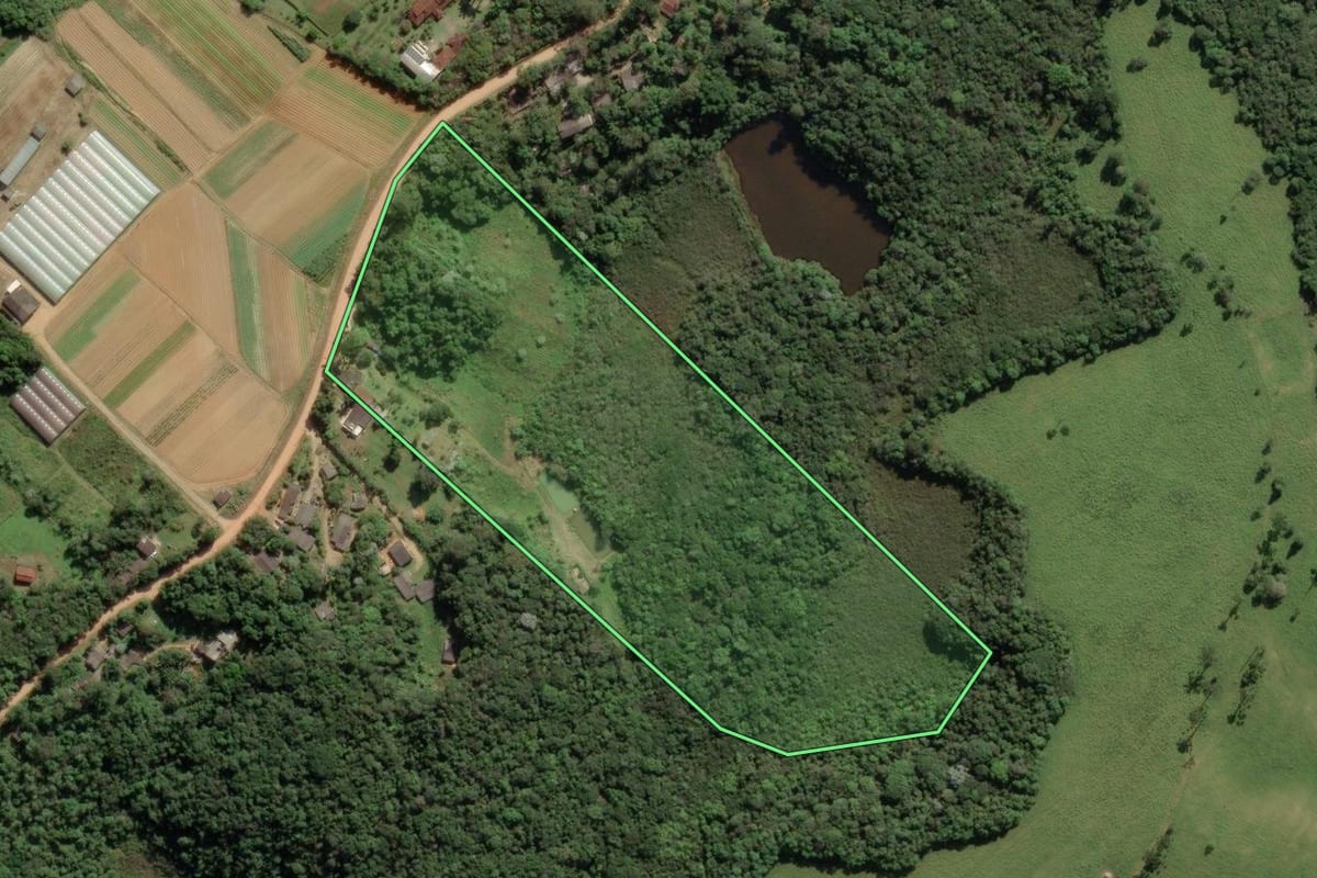 Imagem de satélite do imóvel rural em Embu-Guaçu (SP), com o contorno declarado no CAR desenhado por cima.