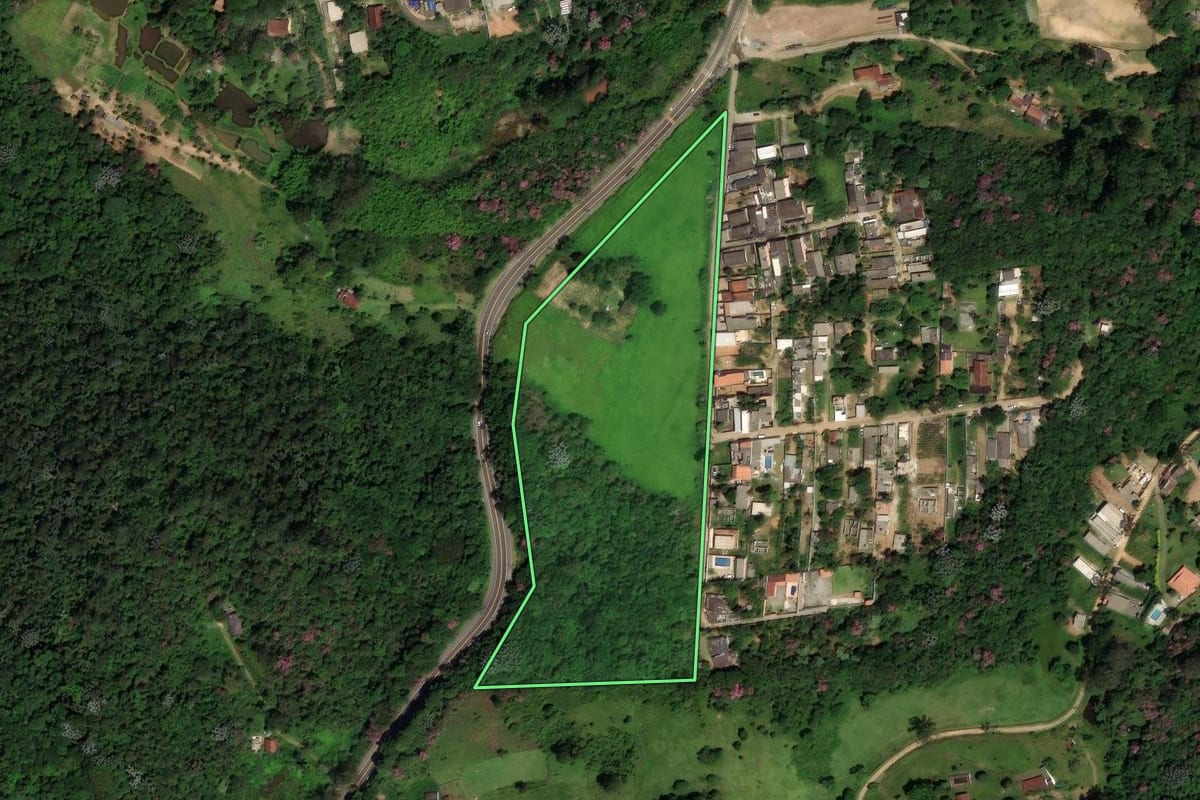 Imagem de satélite do imóvel rural em Embu-Guaçu (SP), com o contorno declarado no CAR desenhado por cima.