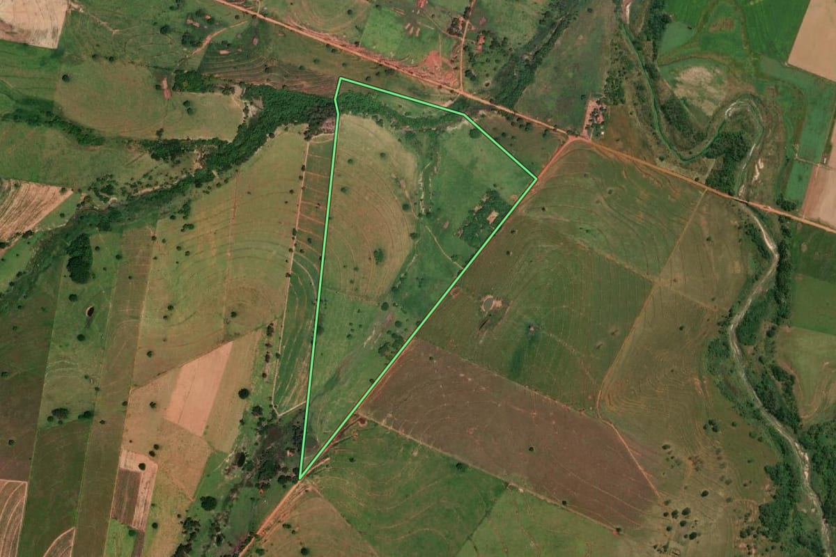 Imagem de satélite do imóvel rural em Emilianópolis (SP), com o contorno declarado no CAR desenhado por cima.