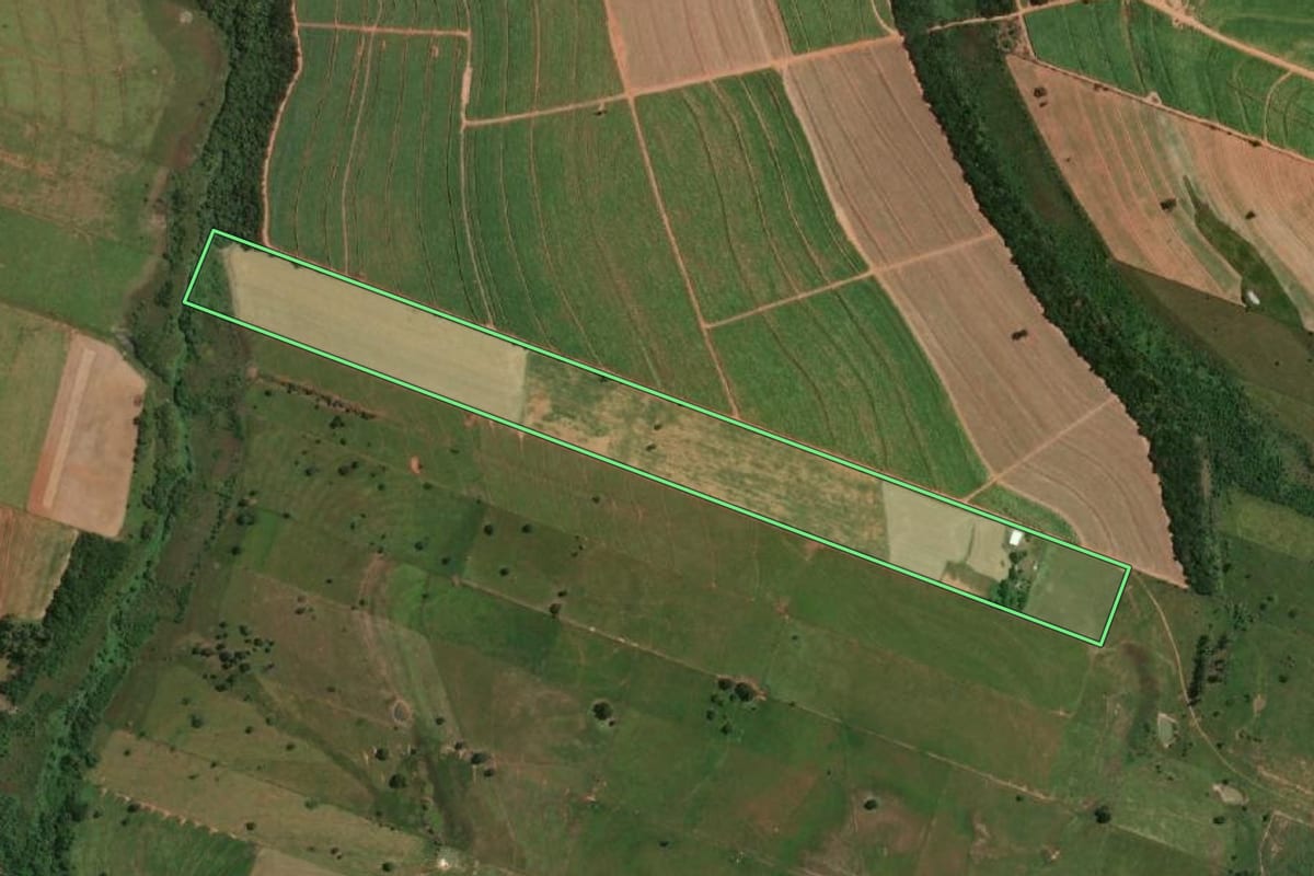 Imagem de satélite do imóvel rural em Emilianópolis (SP), com o contorno declarado no CAR desenhado por cima.