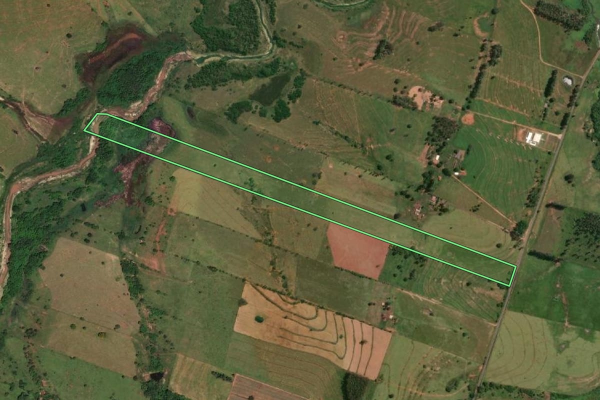 Imagem de satélite do imóvel rural em Emilianópolis (SP), com o contorno declarado no CAR desenhado por cima.