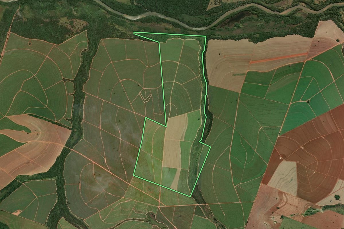 Imagem de satélite do imóvel rural em Emilianópolis (SP), com o contorno declarado no CAR desenhado por cima.