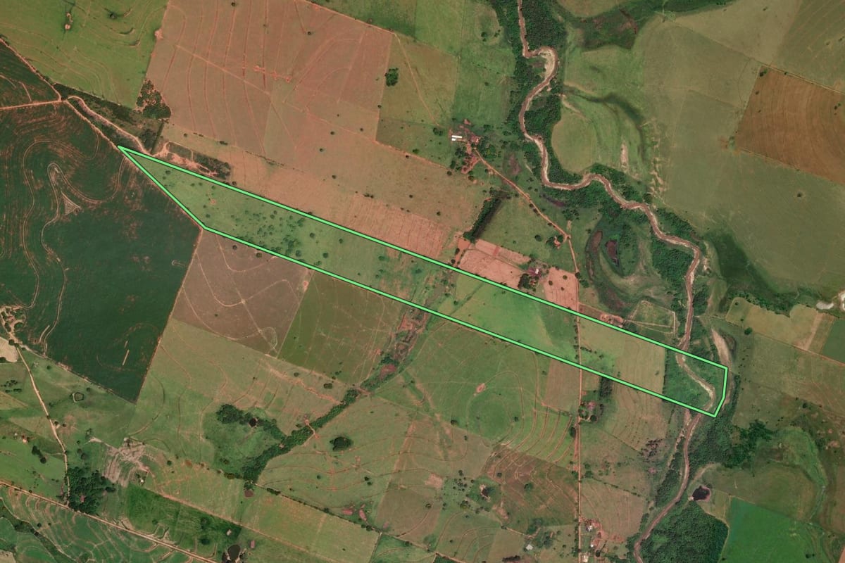 Imagem de satélite do imóvel rural em Emilianópolis (SP), com o contorno declarado no CAR desenhado por cima.