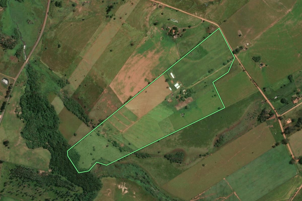 Imagem de satélite do imóvel rural em Emilianópolis (SP), com o contorno declarado no CAR desenhado por cima.