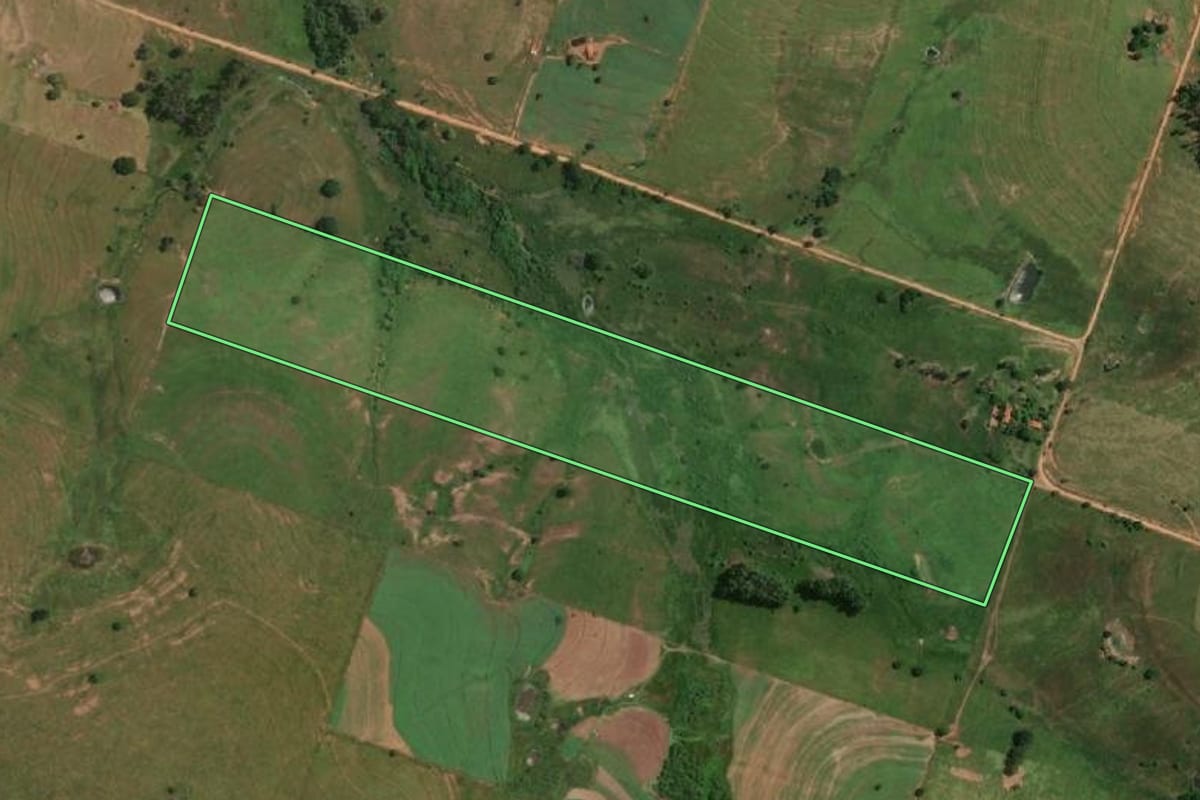 Imagem de satélite do imóvel rural em Emilianópolis (SP), com o contorno declarado no CAR desenhado por cima.