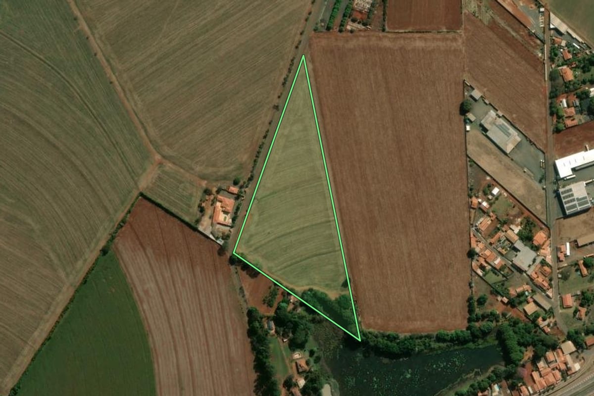 Imagem de satélite do imóvel rural em Engenheiro Coelho (SP), com o contorno declarado no CAR desenhado por cima.