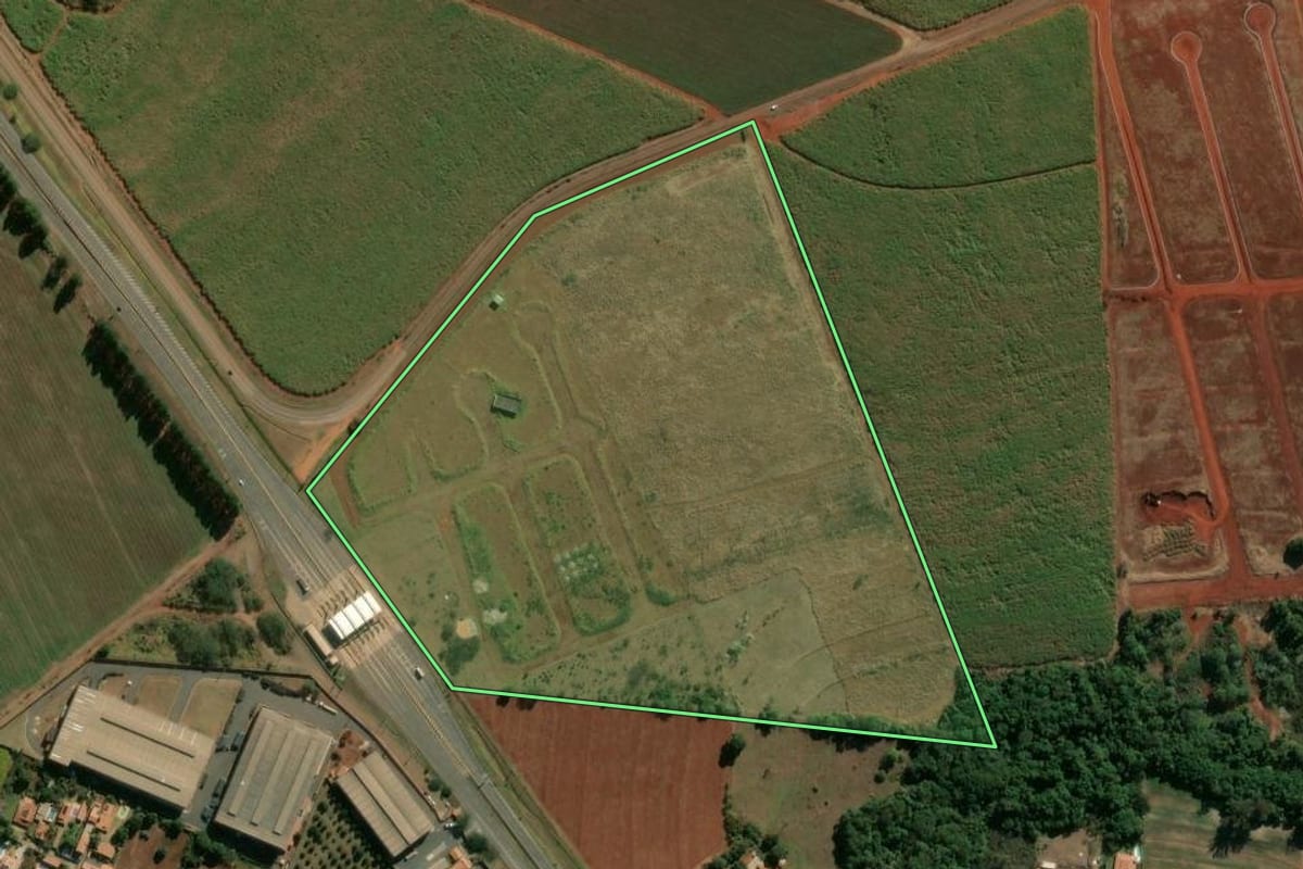 Imagem de satélite do imóvel rural em Engenheiro Coelho (SP), com o contorno declarado no CAR desenhado por cima.
