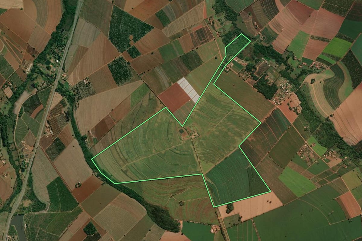 Imagem de satélite do imóvel rural em Engenheiro Coelho (SP), com o contorno declarado no CAR desenhado por cima.