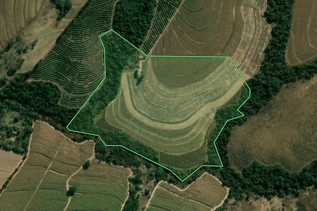 Imagem de satélite do imóvel rural em Engenheiro Coelho (SP), com o contorno declarado no CAR desenhado por cima.