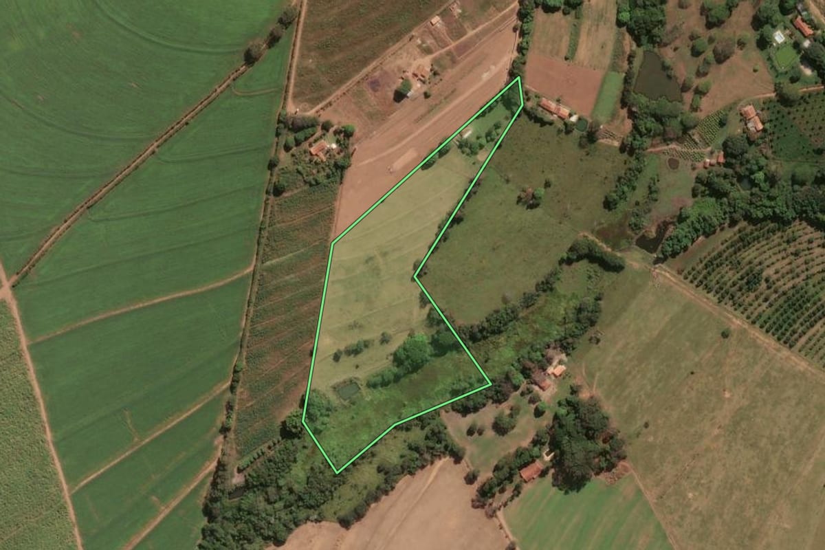 Imagem de satélite do imóvel rural em Engenheiro Coelho (SP), com o contorno declarado no CAR desenhado por cima.