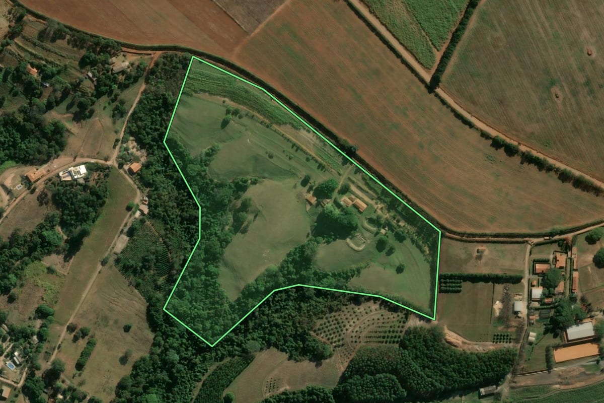 Imagem de satélite do imóvel rural em Engenheiro Coelho (SP), com o contorno declarado no CAR desenhado por cima.