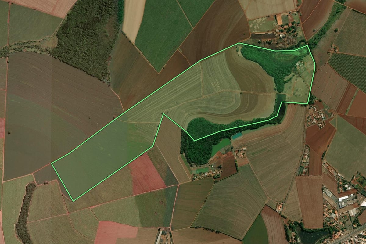 Imagem de satélite do imóvel rural em Engenheiro Coelho (SP), com o contorno declarado no CAR desenhado por cima.