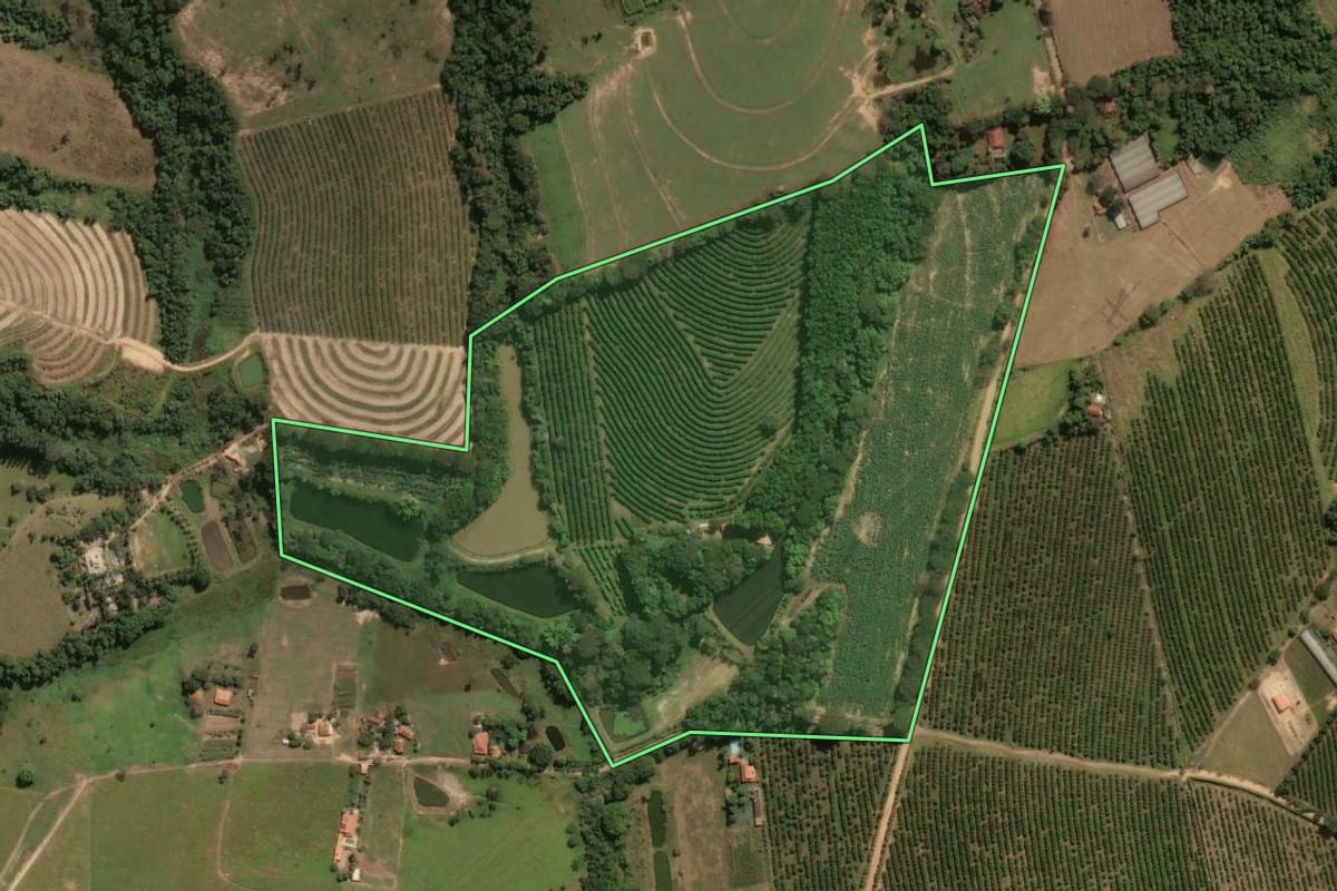 Imagem de satélite do imóvel rural em Engenheiro Coelho (SP), com o contorno declarado no CAR desenhado por cima.