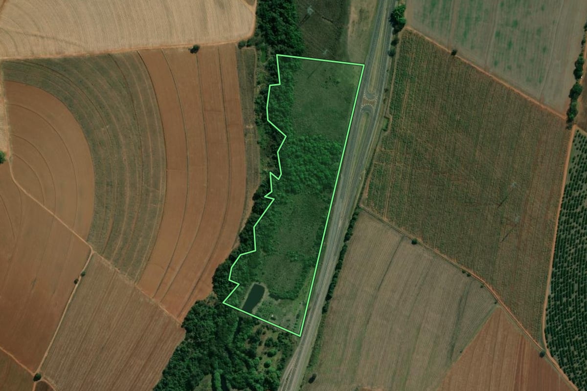 Imagem de satélite do imóvel rural em Engenheiro Coelho (SP), com o contorno declarado no CAR desenhado por cima.