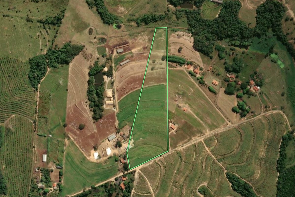 Imagem de satélite do imóvel rural em Engenheiro Coelho (SP), com o contorno declarado no CAR desenhado por cima.