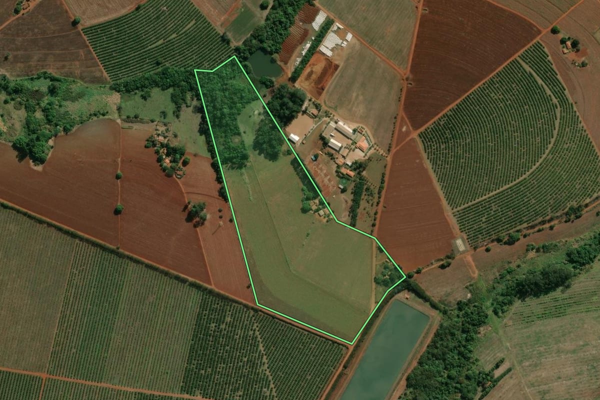 Imagem de satélite do imóvel rural em Engenheiro Coelho (SP), com o contorno declarado no CAR desenhado por cima.