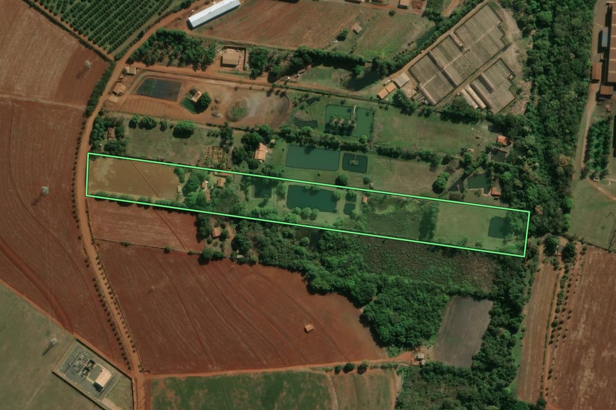 Imagem de satélite do imóvel rural em Engenheiro Coelho (SP), com o contorno declarado no CAR desenhado por cima.