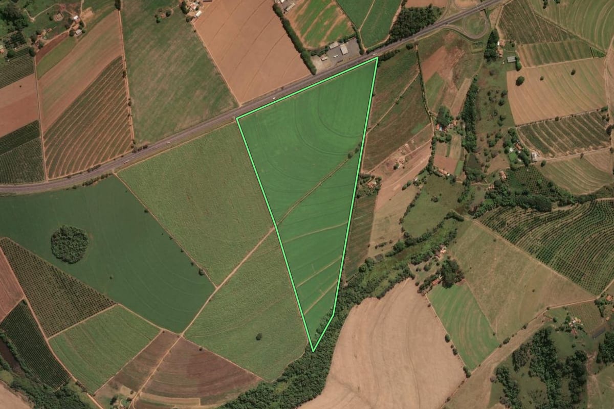 Imagem de satélite do imóvel rural em Engenheiro Coelho (SP), com o contorno declarado no CAR desenhado por cima.