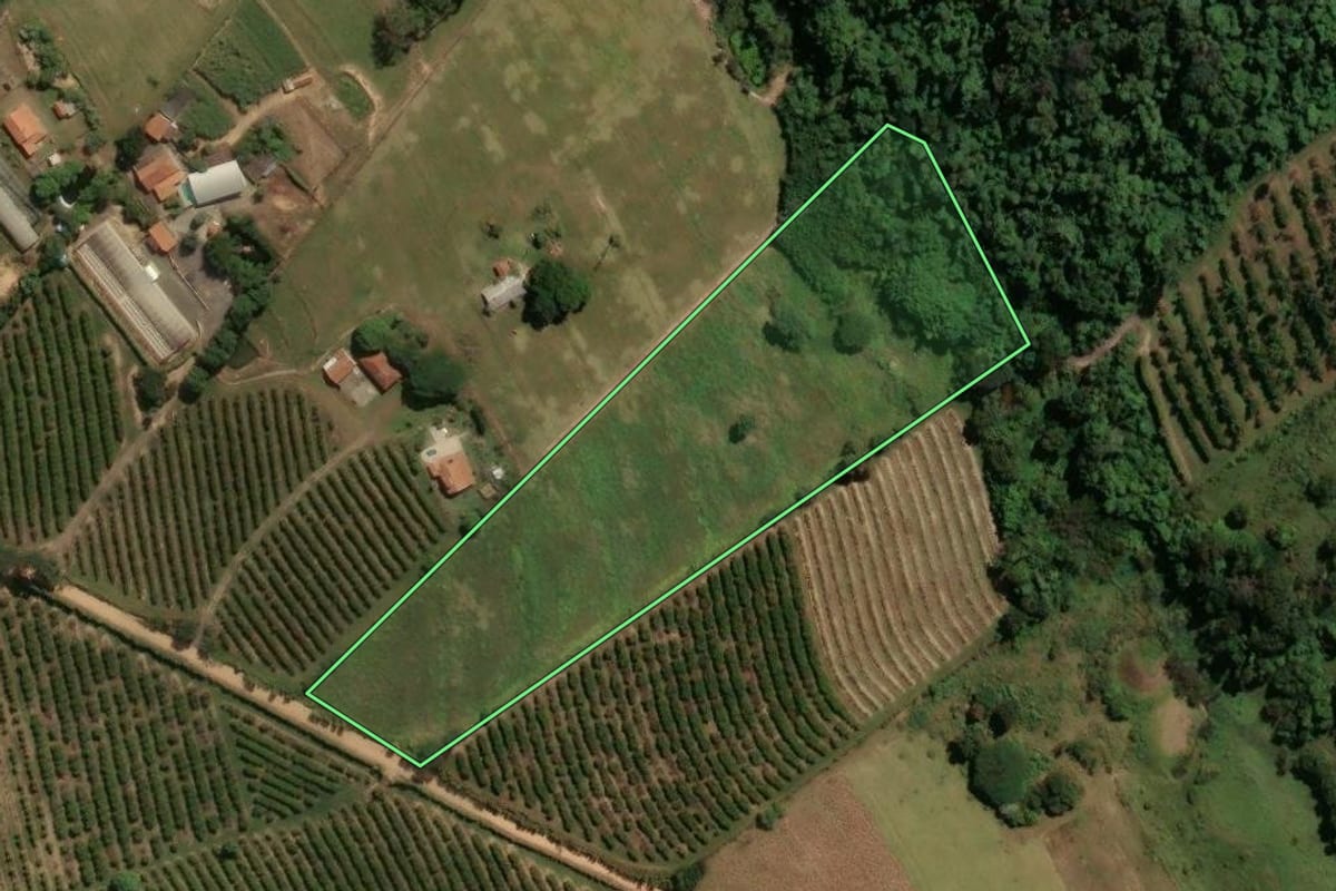 Imagem de satélite do imóvel rural em Engenheiro Coelho (SP), com o contorno declarado no CAR desenhado por cima.