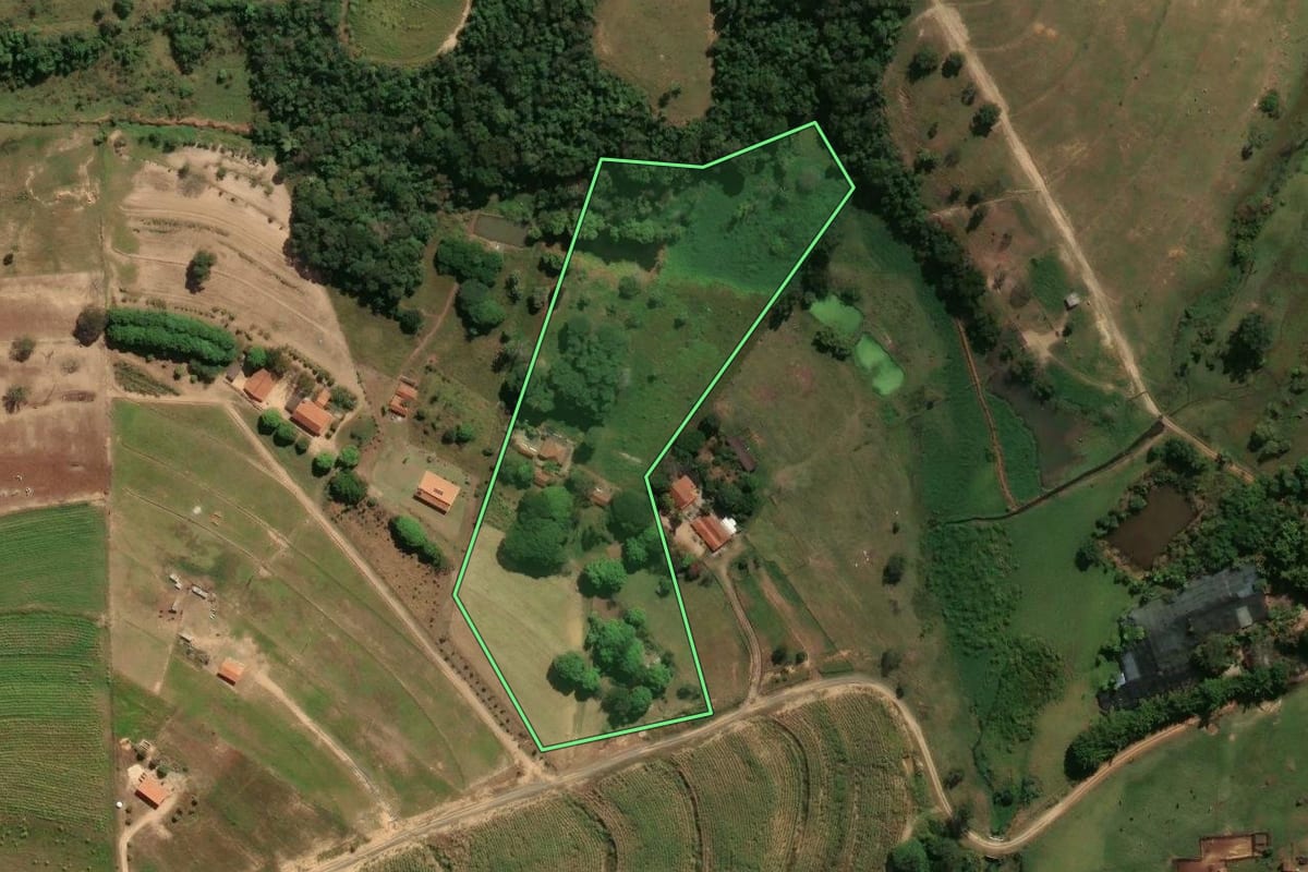 Imagem de satélite do imóvel rural em Engenheiro Coelho (SP), com o contorno declarado no CAR desenhado por cima.