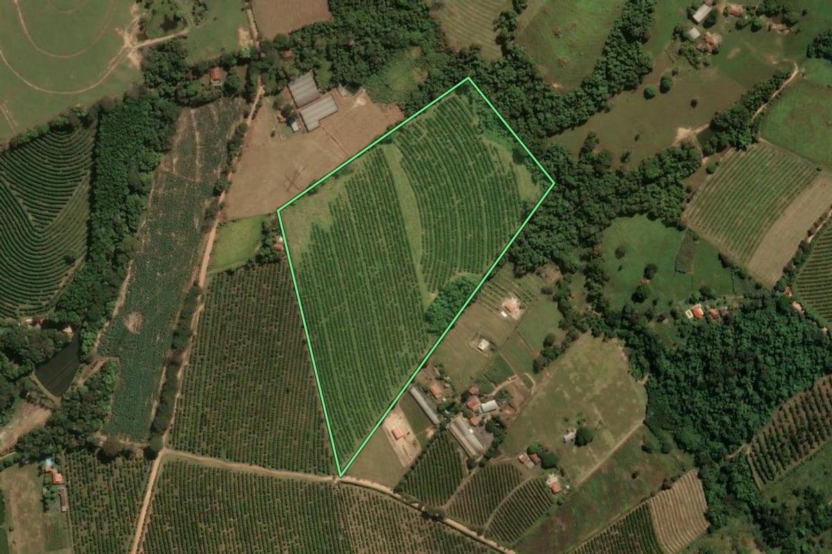 Imagem de satélite do imóvel rural em Engenheiro Coelho (SP), com o contorno declarado no CAR desenhado por cima.