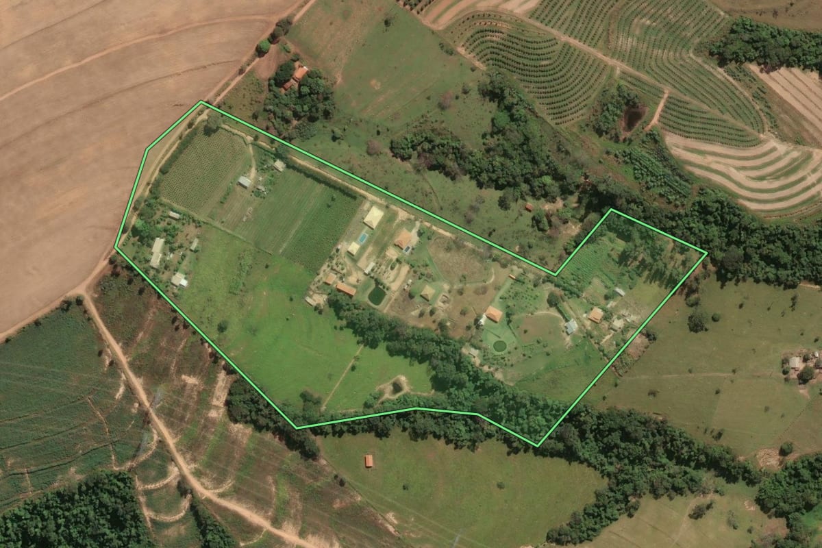 Imagem de satélite do imóvel rural em Engenheiro Coelho (SP), com o contorno declarado no CAR desenhado por cima.
