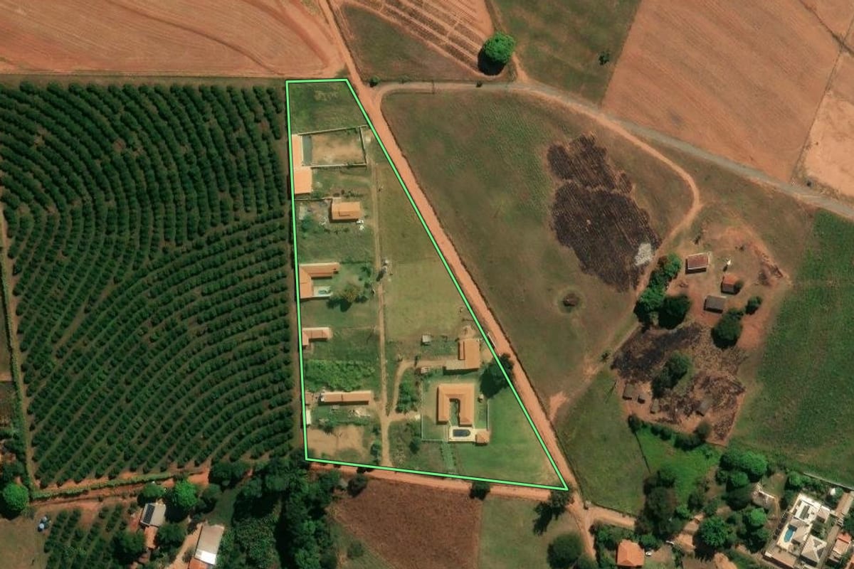 Imagem de satélite do imóvel rural em Engenheiro Coelho (SP), com o contorno declarado no CAR desenhado por cima.