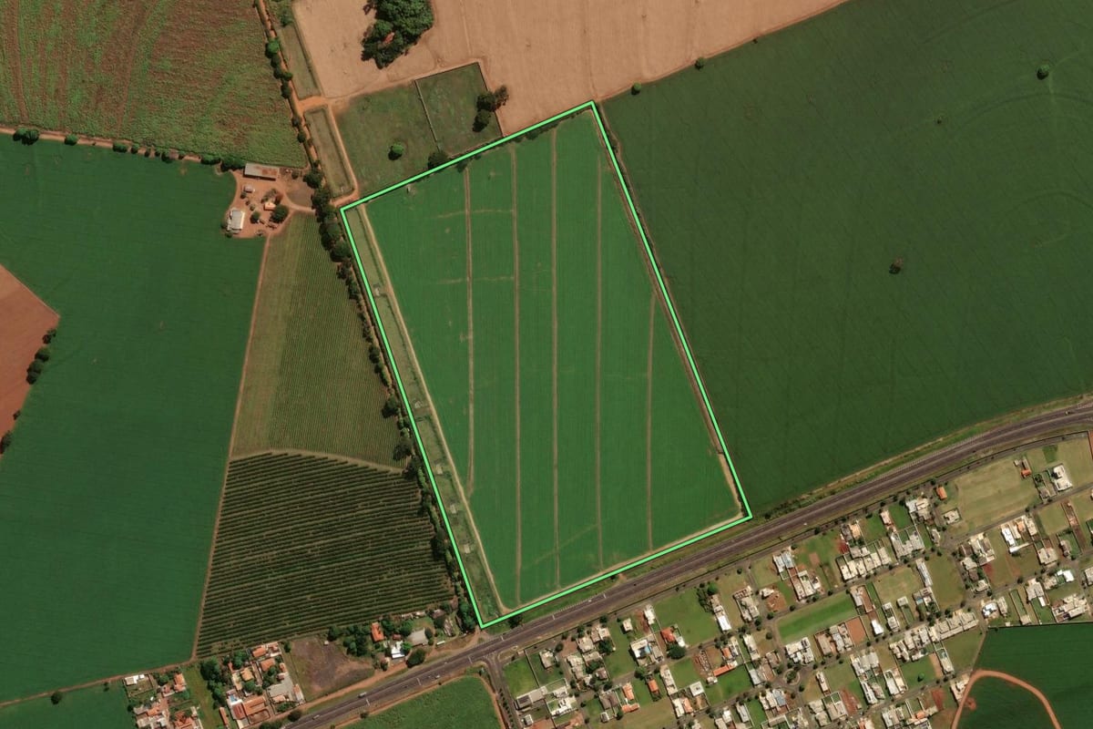 Imagem de satélite do imóvel rural em Engenheiro Coelho (SP), com o contorno declarado no CAR desenhado por cima.