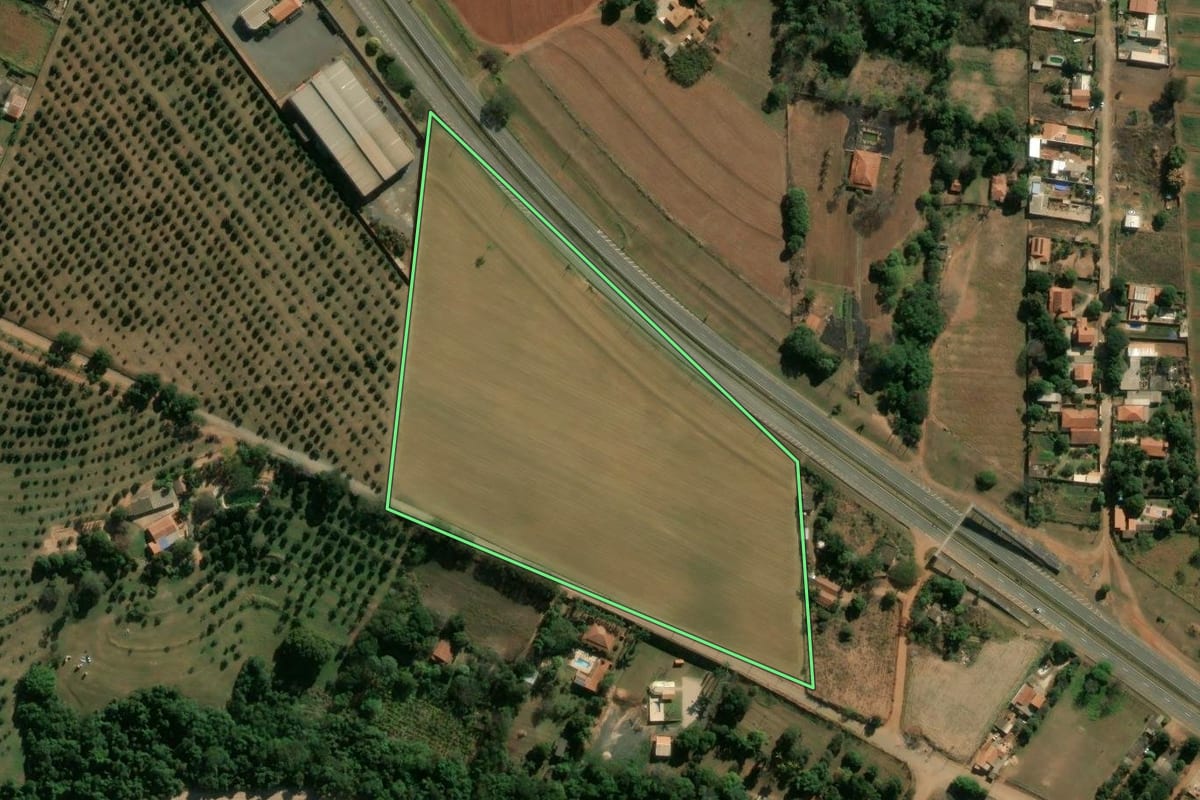 Imagem de satélite do imóvel rural em Engenheiro Coelho (SP), com o contorno declarado no CAR desenhado por cima.