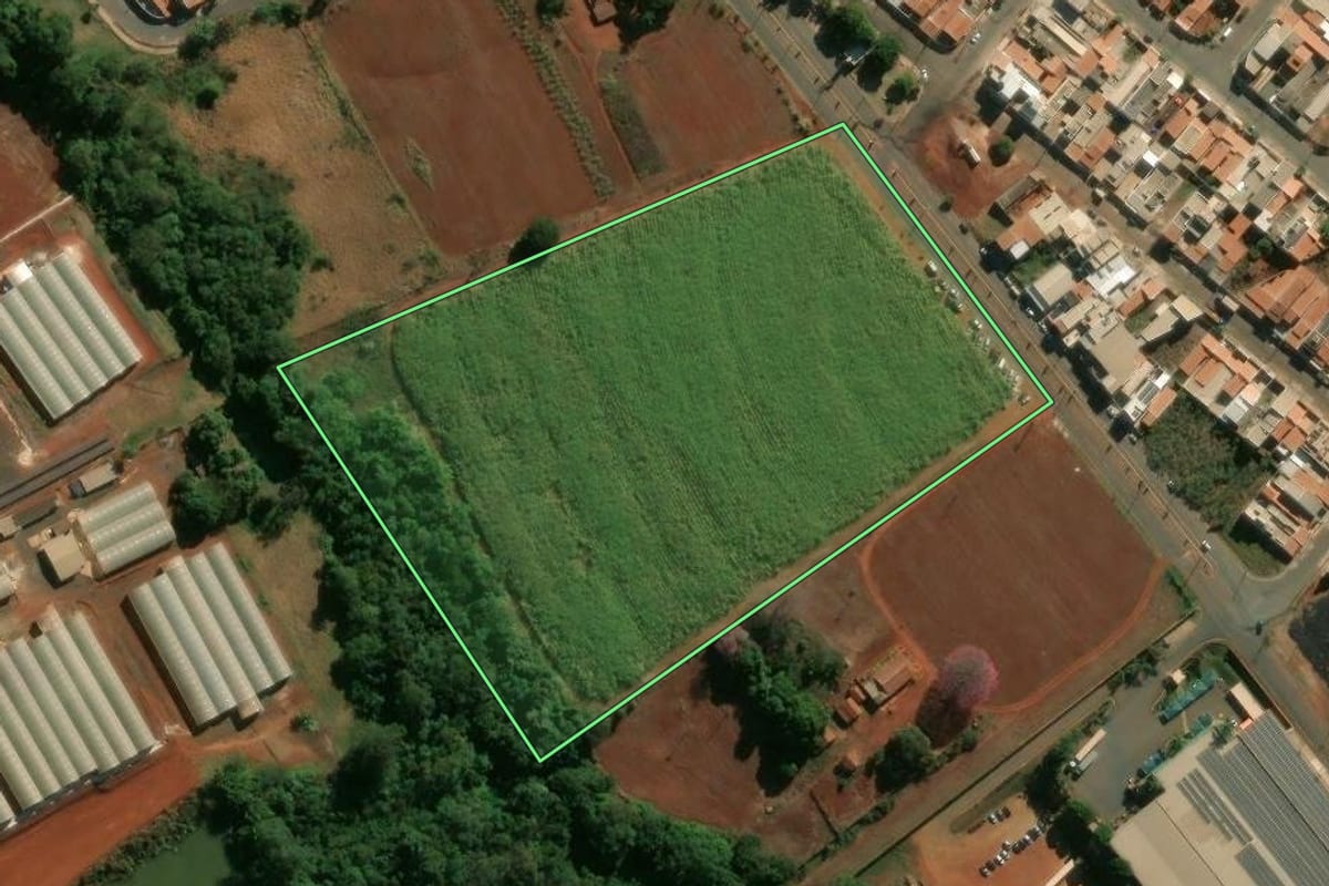 Imagem de satélite do imóvel rural em Engenheiro Coelho (SP), com o contorno declarado no CAR desenhado por cima.