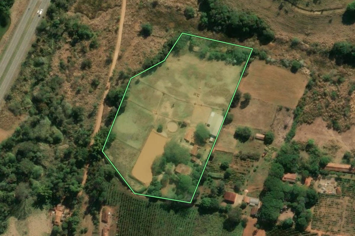 Imagem de satélite do imóvel rural em Espírito Santo do Pinhal (SP), com o contorno declarado no CAR desenhado por cima.