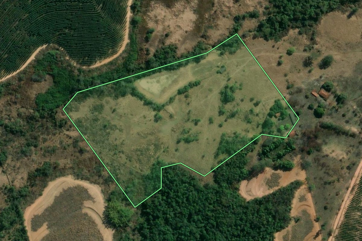 Imagem de satélite do imóvel rural em Espírito Santo do Pinhal (SP), com o contorno declarado no CAR desenhado por cima.