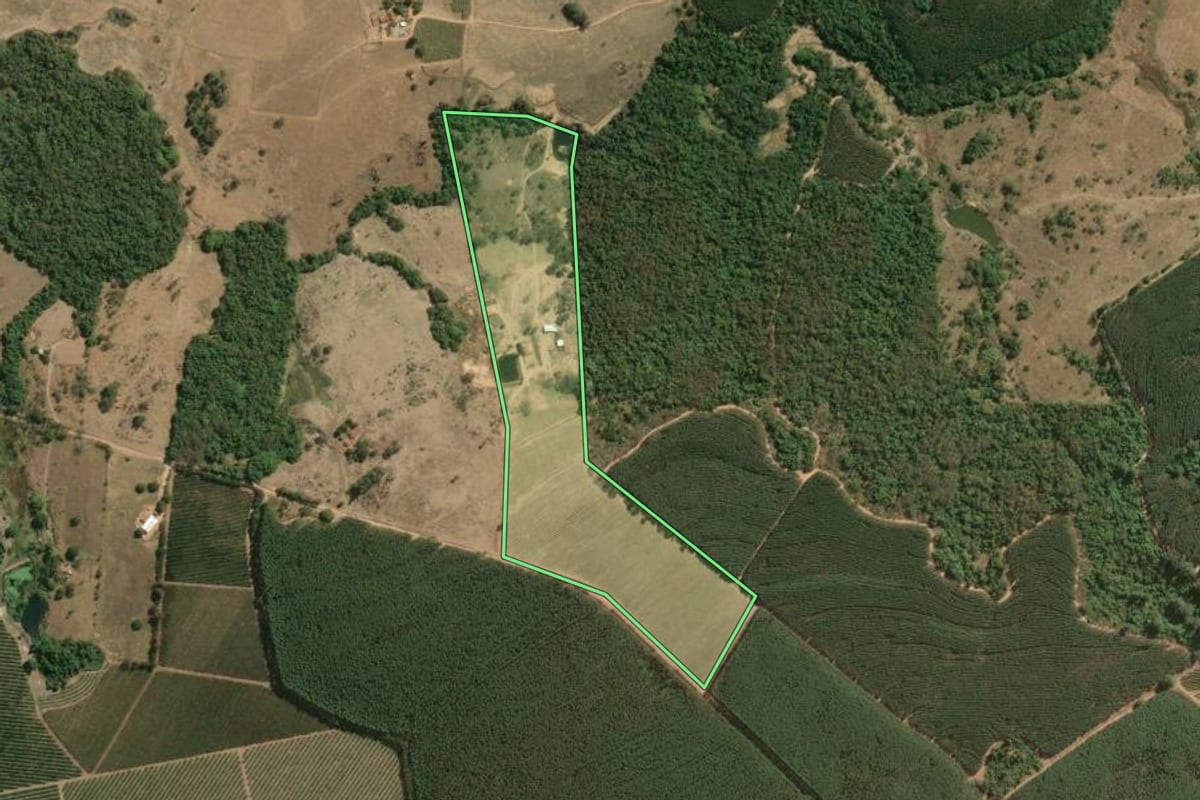 Imagem de satélite do imóvel rural em Espírito Santo do Pinhal (SP), com o contorno declarado no CAR desenhado por cima.