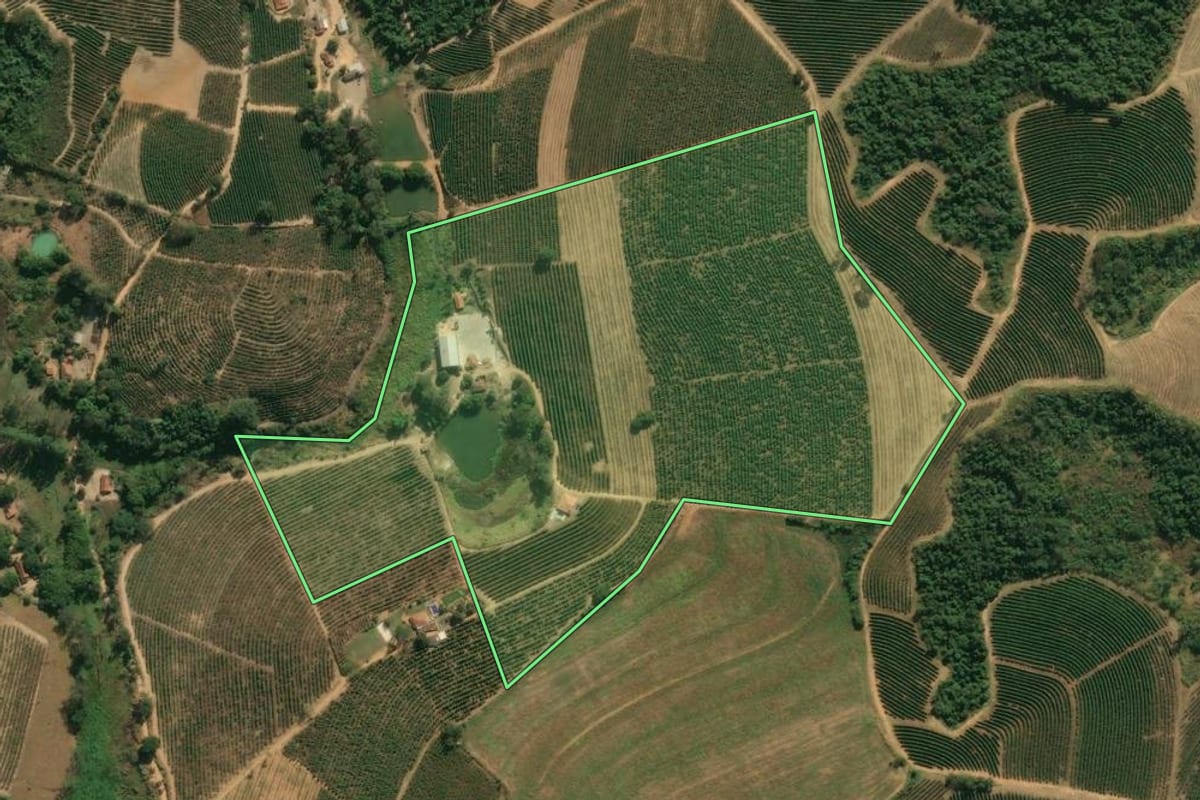 Imagem de satélite do imóvel rural em Espírito Santo do Pinhal (SP), com o contorno declarado no CAR desenhado por cima.
