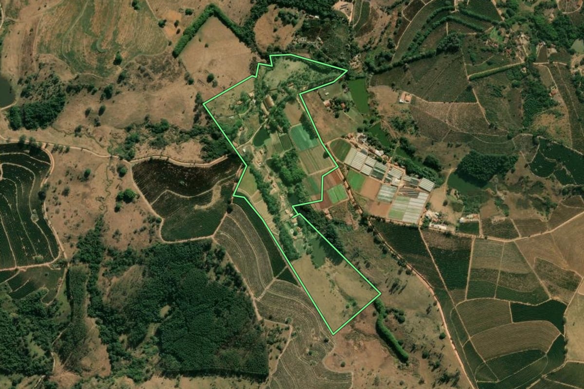 Imagem de satélite do imóvel rural em Espírito Santo do Pinhal (SP), com o contorno declarado no CAR desenhado por cima.