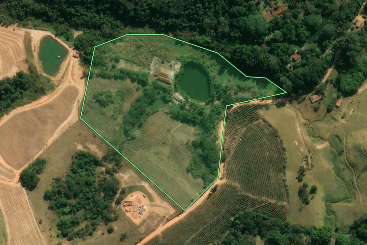 Imagem de satélite do imóvel rural em Espírito Santo do Pinhal (SP), com o contorno declarado no CAR desenhado por cima.